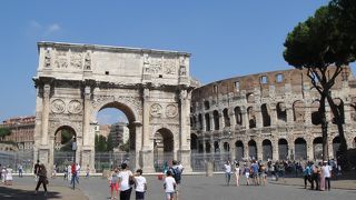 コロッセオの横に建つ大きな凱旋門