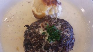 ハンバーグとマスタードソースのコラボ