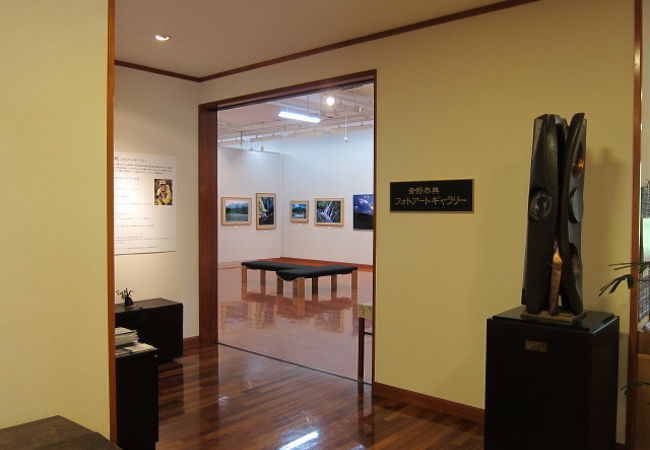 水をテーマにはした神秘的な写真が展示されているギャラリー