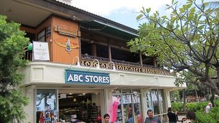 オープンエアで気持ちの良い店内