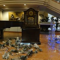 エントランスホールのピアノと時計