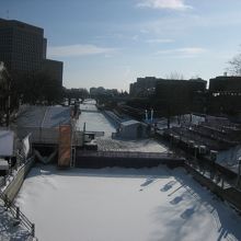 こちらも冬。水門を超えてその先は名物の世界最長スケート場。