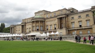 夏の間は、豪華な宮殿内の見学ができます