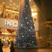 7色に変わるライトがきれいなクリスマスツリーです。