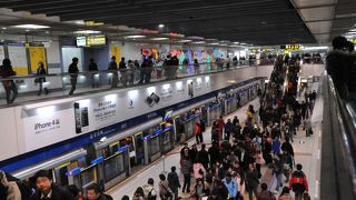 空港行き地下鉄の乗換駅