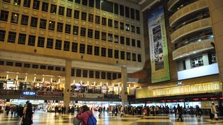 便利な台北駅。窓口は並びます