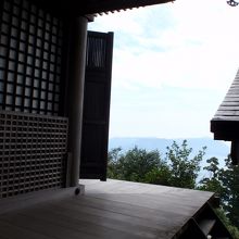御堂の向こうには瀬戸内海が眺められる