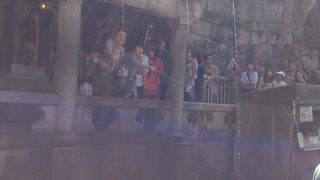 こんこんと湧く清水の霊水。