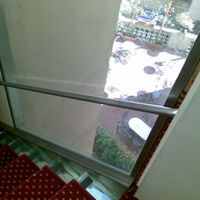 別棟へのガラスの渡り階段