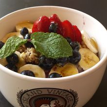 アサイボールはフルーツ盛りだくさん！