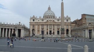 柱の並び、噴水が美しい広場。