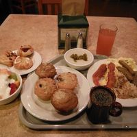 朝食ビュッフェ。＠＄１３でした。