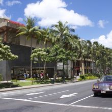 活気あるカラカウア通り沿いにあります。