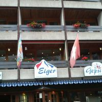 ２階に無料のデザート食べられる喫茶があります。