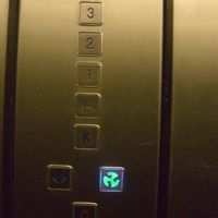 エレベーターのパネル。４階からロビーに行くまで毎階停止。