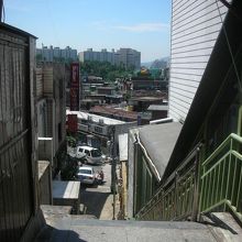 梨泰院メインストリートから坂下方面を望む
