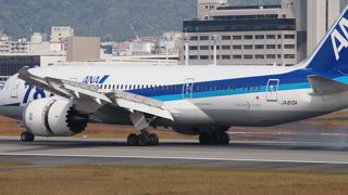 間近に７８７の離着陸が