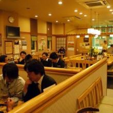 大勢の男性客でにぎわっています 