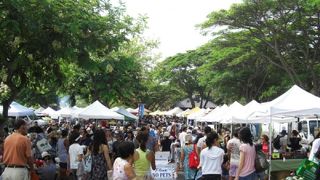 毎週土曜日に開催★KCCファーマーズマーケット★トマトのピザが大人気