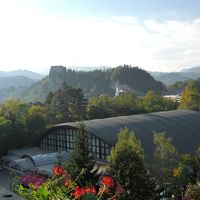 ホテル裏に体育センターのようなもの、その奥にブレッド城が見え