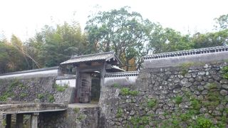 中に学校がある。