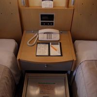 ベッド間にはセーフティーボックス 