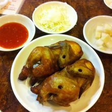 トンタッ（鶏の丸焼き）