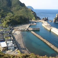 海沿いの手前から5軒目で小さな看板が上がっているのが民宿浦島