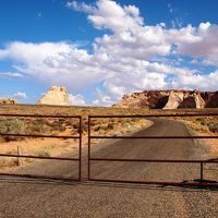 敷地に入るには、ゲートの横にあるインターホンで名前を言います