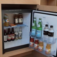 部屋のミニバーは無料です。ただしアルコールは無です