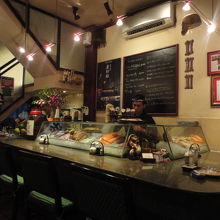 店内は１階カウンター・ﾃｰﾌﾞﾙ。2階は座敷、３階は個室
