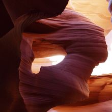 ハート型にくりぬかれたような岩もあります