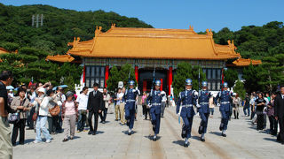 カチャ！ダンっ！という音。ピシッとした衛兵さん。（忠烈祠）