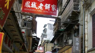 にぎやかなストリート