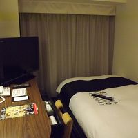 お部屋はこんな感じ。結構狭め。