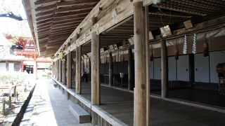 楼門から入って、本殿、拝殿に囲まれた一角。歴史を感じる雰囲気はここならではだと思います