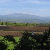 ペンションの近くから四阿山を望む。