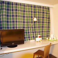 テレビ台としての机やポットは、ちゃんと設置されていました。