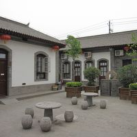 中庭。建物は部屋。