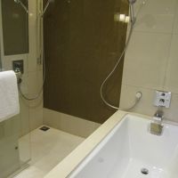 シャワーブースとバスタブが別になっています。