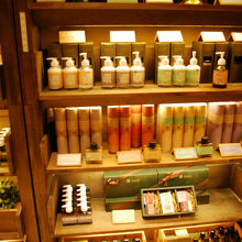 真ん中の段、細長いのがバスソルト♪