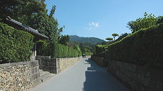 石垣と生け垣、そして庭園が見事な武家屋敷通り