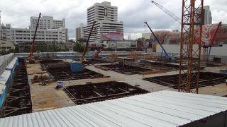 再建に向かって工事が行われています