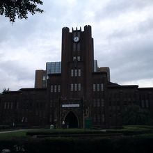 安田講堂の正面から行くと、横の階段を降りたところにあります。