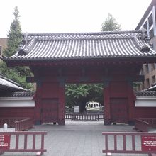 ご存知、赤門。