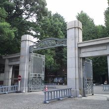 正門から入ると、真正面が安田講堂です。