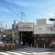 阪急三国駅前にある三国商店街には昭和レトロなお店も残る