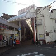 神崎川駅前から続くレトロな三津屋商店街