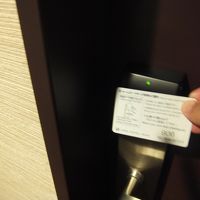 カードキーはかざすだけです．