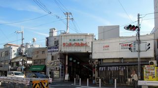 阪急三国駅前にある三国商店街には昭和レトロなお店も残る